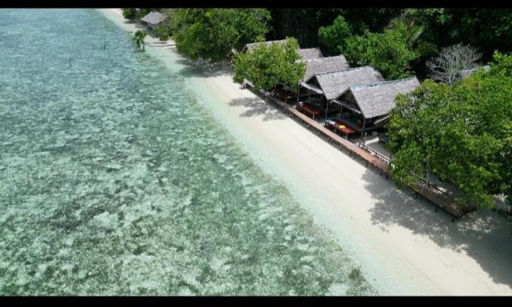 Mambetron Homestay Raja Ampat Pulau Mansuar Exterior foto